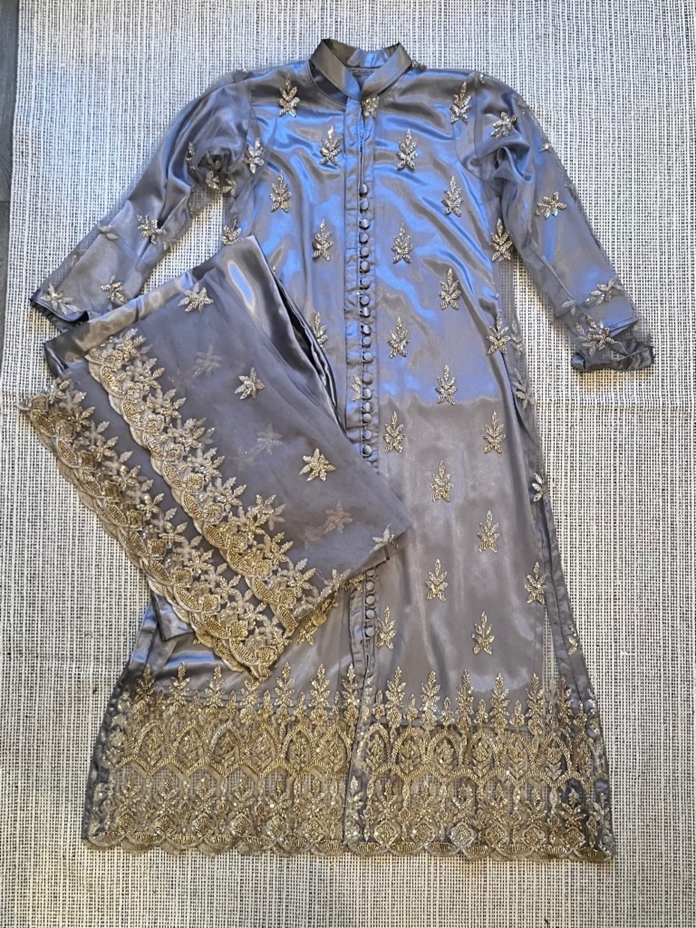 silver gray 4-piece desi dress, salwar qamees, pakistani indian dress